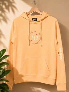 Nike Women’s LA Graphic Crewneck Hoodie - Peach